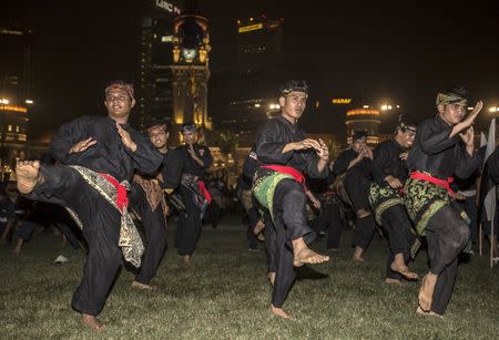 Malaysia's National Silat Federation (Pesaka) perform martial arts at the National Silat Federation Assembly 2015 in Kuala Lumpur, Malaysia September 18, 2015. REUTERS/Ahmad Yusni
