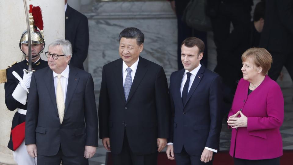 EU-Kommissionspräsident Juncker, Chinas Staatschef Xi, Frankreichs Präsident Macron und Bundeskanzlerin Merkel vor dem Elysee-Palast in Paris. Foto: Thibault Camus/AP