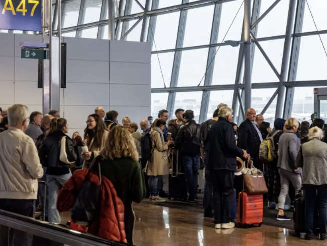 Passagiere stehen am Flughafen Zaventem in Brüssel Schlange, um ein Flugzeug zu besteigen. - Copyright: Nicolas Economou/NurPhoto via Getty Images