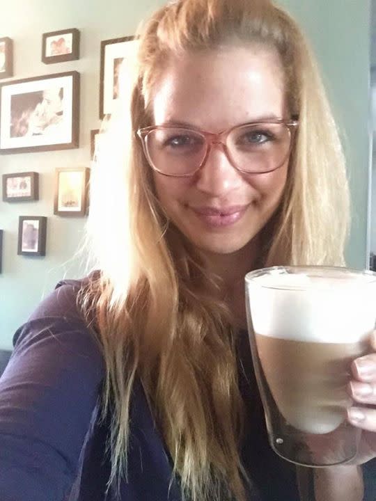 <p>Große Brille, kein Make-up und einen leckeren Kaffee: Das Facebook-Foto von Susan Sideropoulus sorgte vor allem wegen der Brille bei ihren Fans für Aufsehen, denn so kannten die meisten die hübsche Schauspielerin noch nicht. Mit dem #nomakeup-Bild beweist die Blondine, dass sie auch ohne Kosmetikprodukte ein echte Hingucker ist. <i>Bild: Facebook.com/Susan Sideropoulus)<br></i></p>