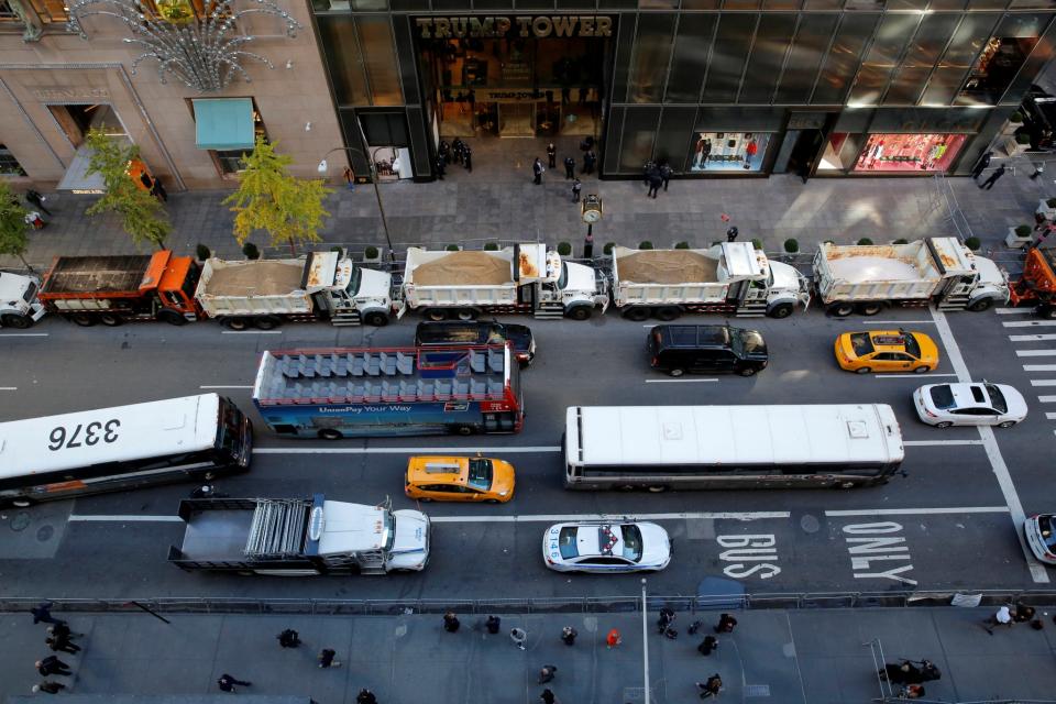 Camiones con arena en la Trump Tower en Manhattan, New York, U.S.