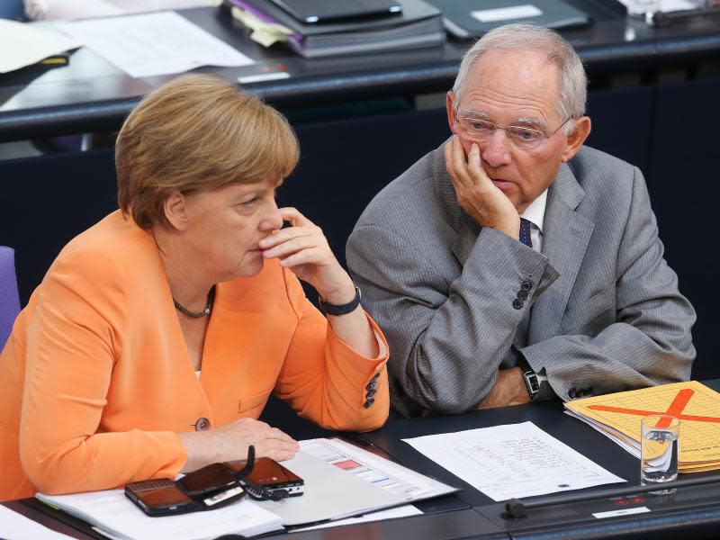 Angela Merkel und Wolfgang Schäuble wollen das Ergbnis der Volksbefragung abwarten. Foto: Wolfgang Kumm