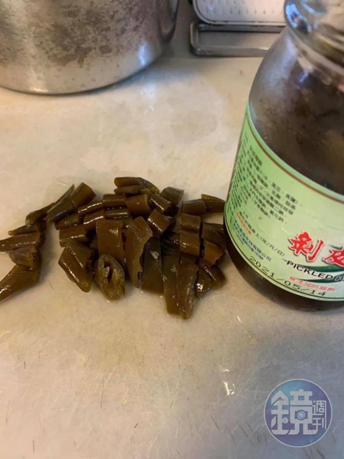 剝皮辣椒切成小段。