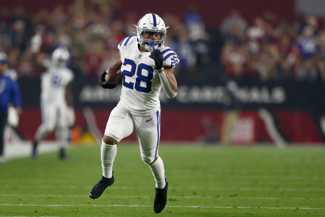 Indianapolis Colts RB Jonathan Taylor (28) runs during an NFL game between the Colts and the Arizona Cardinals on Dec. 25, 2021. (Jeffrey Brown/Icon Sportswire via Getty Images)