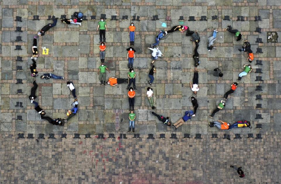 <span>Vista aérea de miembros de la organización civil Madres de Falsos Positivos (Mafapo) formando el número 6402 durante una protesta en Bogotá, el 30 de agosto de 2021 </span><div><span>RAUL ARBOLEDA</span><span>AFP</span></div>