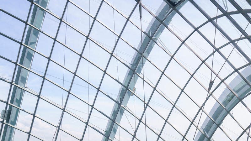 A window at Singapore Changi Airport - Photo: Ore Huiying (Getty Images)