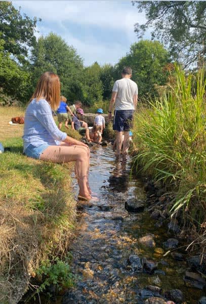 alex-jones-and-family-uk-river