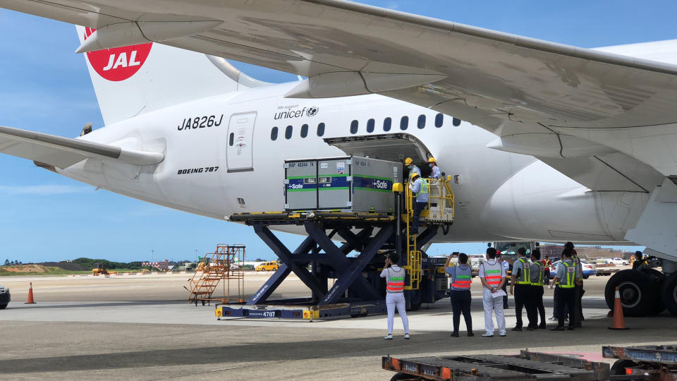 日本政府第3度捐贈台灣AZ疫苗約97萬劑，15日下午運抵桃園機場，日本至今共贈台334萬劑疫苗。
（中央社）