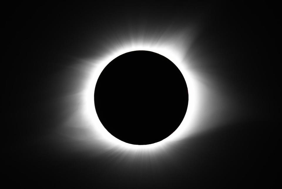 La luna cubre el sol durante el eclipse solar total en los cielos de Cerulean, Kentucky, el 21 de agosto de 2017.