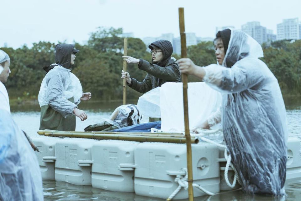 導演程偉豪（右）為了拍攝池塘戲，在水中搭設組合式浮筒。（金盞花大影業提供）