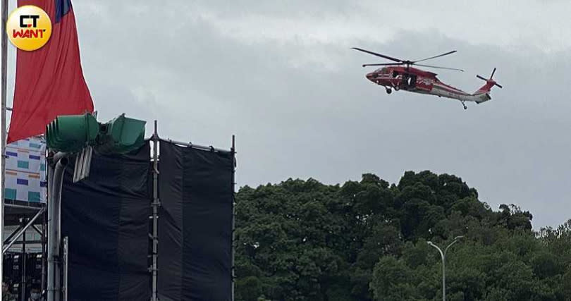 警政署的裝甲車與空勤總隊的黑鷹直升機配合，兩者搭配相得益彰，展現出絕佳的空間應變能力。（圖／本刊攝影組）