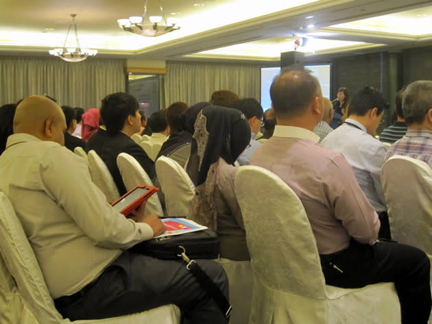 Slightly fewer than 200 members of the public were present at the REACH Budget 2012 Dialogue, where about 20 came forward with questions and feedback for Dr Khor and Mrs Teo. (Yahoo! photo)