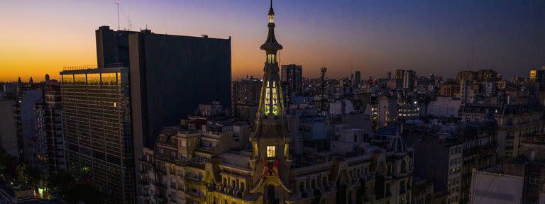 La cúpula iluminada de la Confitería del Molino