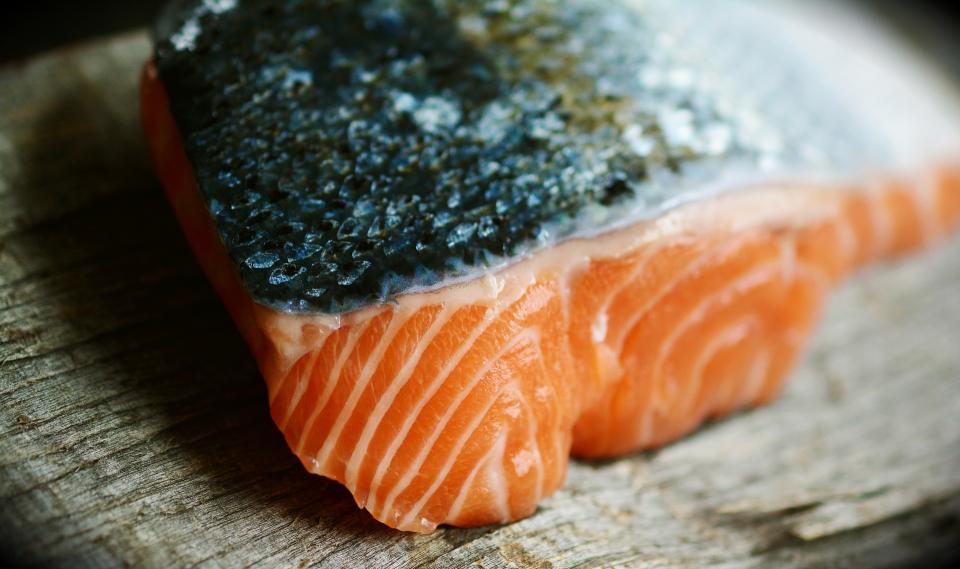 <p>Los pescados azules, como el salmón, el atún o la sardina tienen un alto contenido en ácidos omega 3. Sus grasas saludables pueden sustituir a las de la carne, que aumenta en mayor medida el colesterol malo. Se recomienda su consumo dos o tres veces a la semana. (Foto: <a rel="nofollow noopener" href="http://pixabay.com" target="_blank" data-ylk="slk:Pixabay;elm:context_link;itc:0;sec:content-canvas" class="link ">Pixabay</a>). </p>