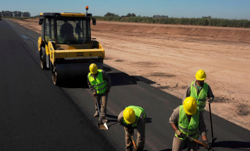 Para los emprarios, el plan de obras públicas del Gobierno continuará a pesar del ajuste