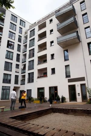 A TV crew stands in the courtyard of an apartment buiding where a German-Iranian teenager who shot dead nine people lived, in Munich, Germany July 23, 2016. REUTERS/Arnd Wiegmann