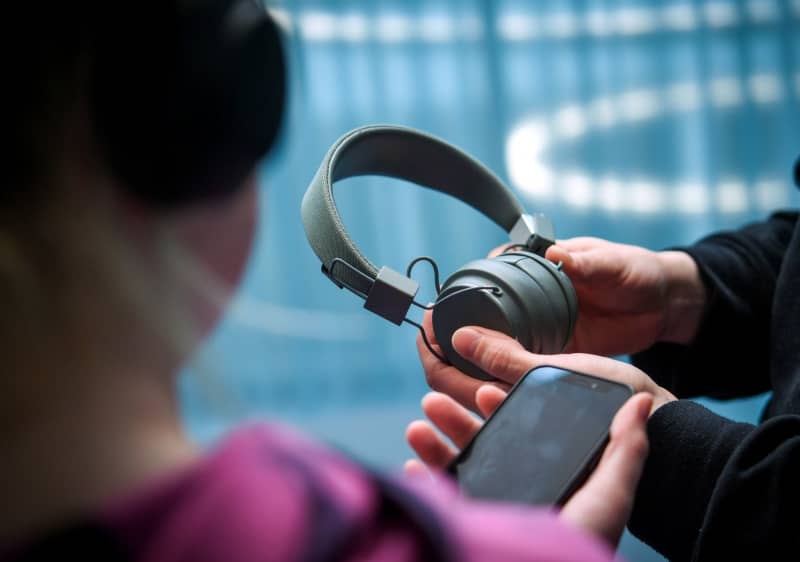 No more sharing one set of headphones: There are now various options for using two Bluetooth headphones on one smartphone at the same time. Zacharie Scheurer/dpa