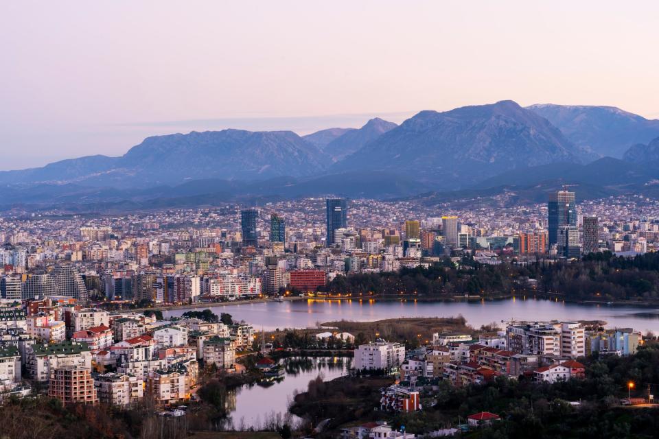Die albanische Hauptstadt Tirana. - Copyright: Getty Images / Elton Xhafkollari