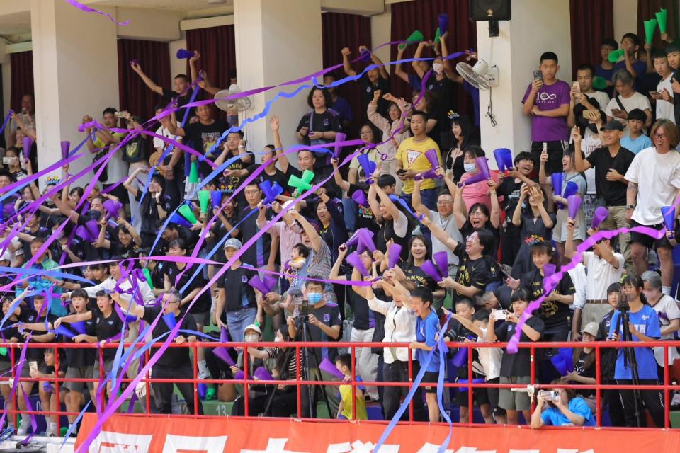 觀眾席確定基隆銘傳國中男籃隊再次獲得全國冠軍，大家興奮的一起拋下紫色彩帶/基隆市政府提供