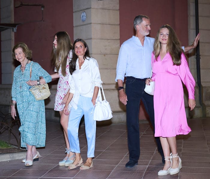 La reina Letizia le presta su bolso a doña Sofía