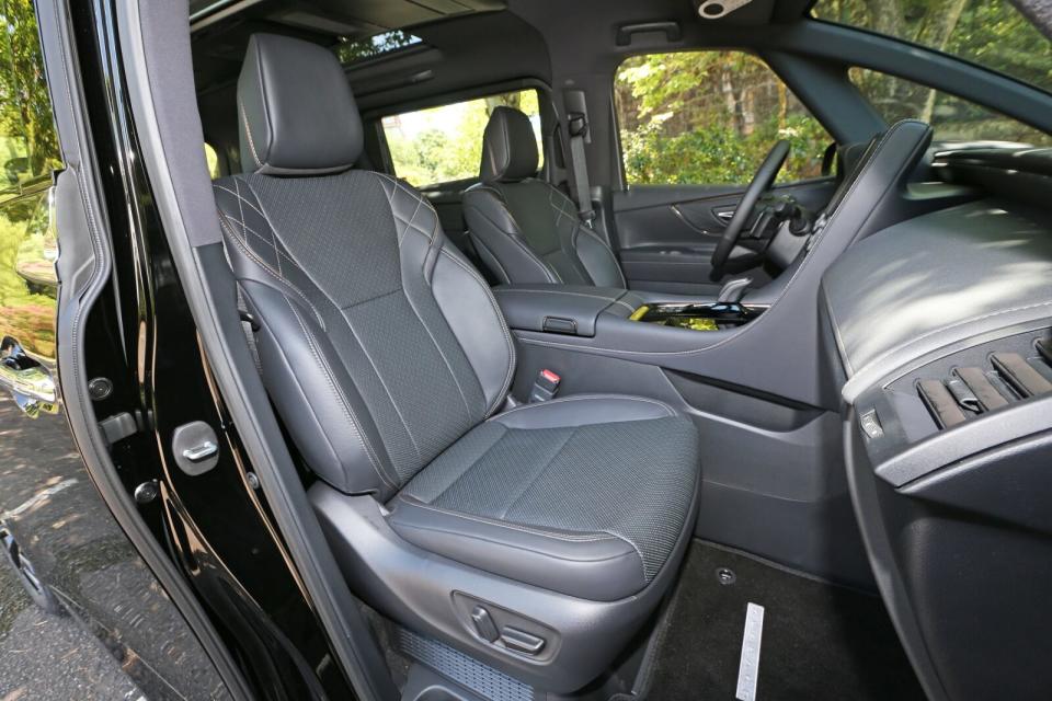 雙前座椅不僅寬大舒適之外，駕駛座及副手座也皆具備8向與4向電動調整以及通風/加熱功能。