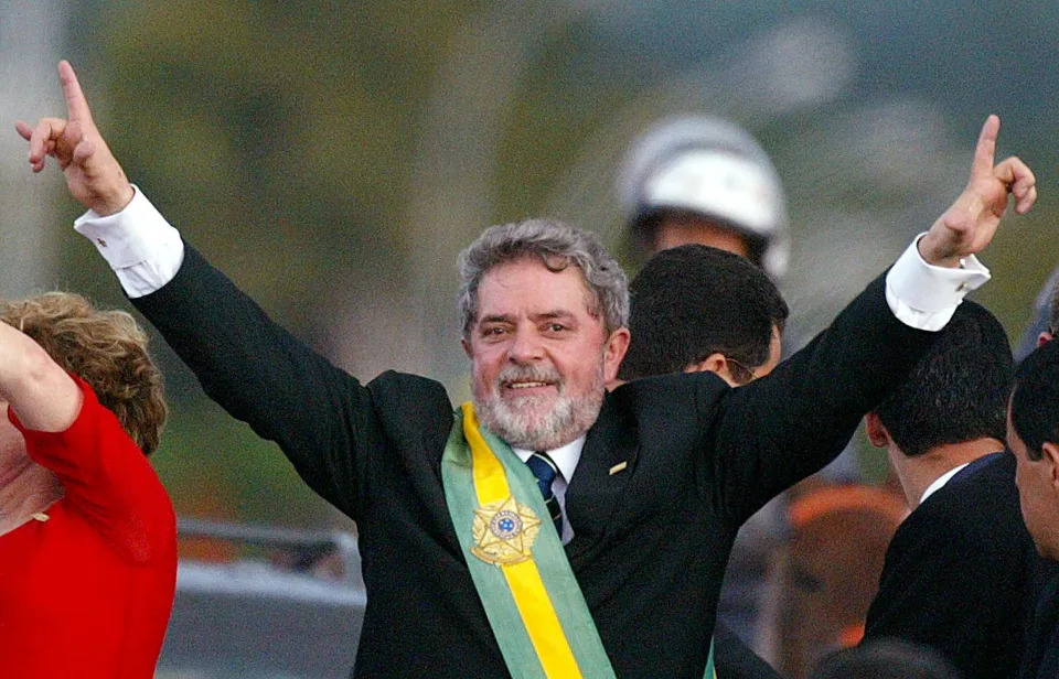 Lula acena para multidão após a cerimônia de posse, em Brasília, 1º de janeiro de 2003 (Foto: ORLANDO KISSNER/AFP via Getty Images)