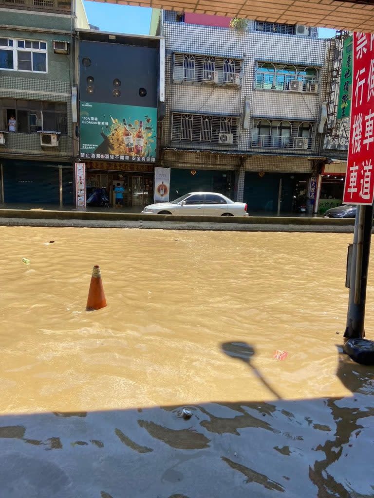 鶯歌陶瓷博物館館前疑似自來水管線爆裂造成大淹水。（圖／取自記者爆料網）