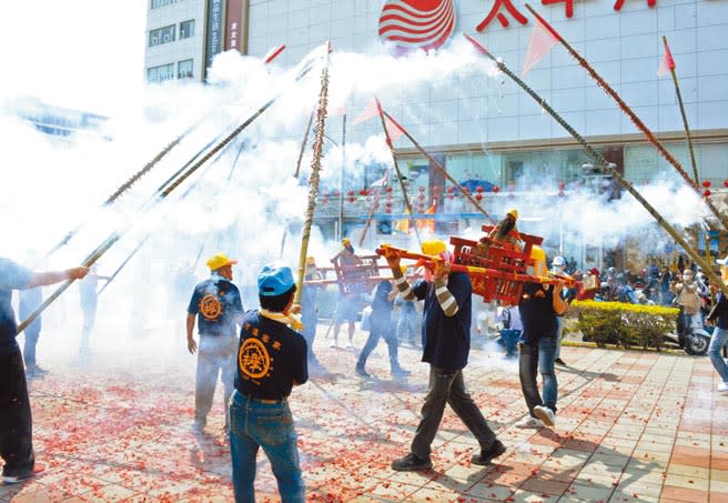 全台唯一保留客家竹竿炮傳統的屏東市林仔內三山國王廟，將竹竿綁上鞭炮，衝炸神轎用以趨吉避凶，這熱鬧場景，也為六堆300年活動揭開序幕。（林和生攝）