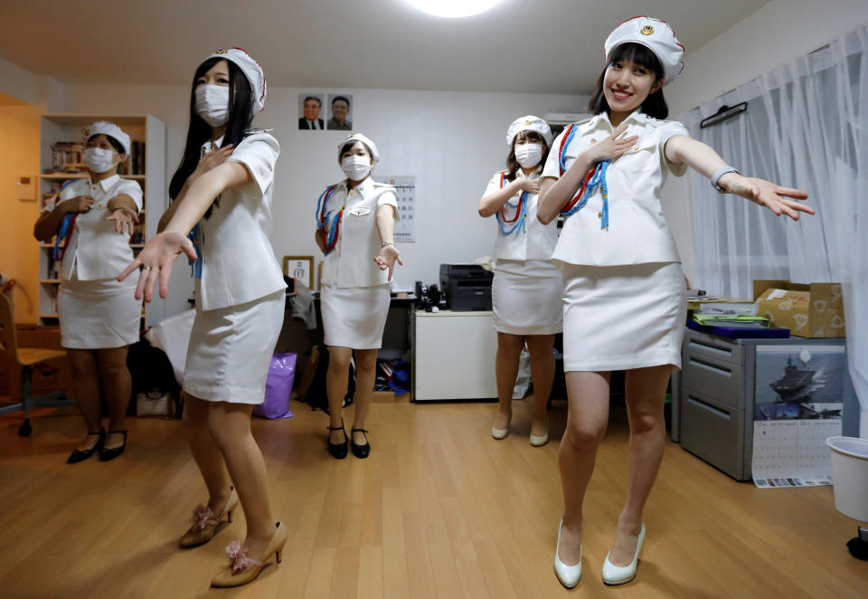 <p>Diese Damen gehören zu einem japanischen Nordkorea-Fanclub. Sie proben in Tokio einen Tanz der nordkoreanischen Girlband Moranbong. Vor und während des Zweiten Weltkriegs waren viele Koreaner nach Japan gekommen. Etliche ihrer Nachkommen verehren Diktator Kim Jong-un, in japanischen Privatschulen hängen seine Gemälde. (Bild: Reuters) </p>