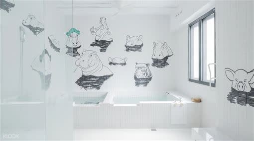 蔥澡的藝術澡堂有多種主題湯屋，其中「河馬浴場」的牆上有許多河馬彩繪，更添增幽默感。（圖／KLOOK提供）