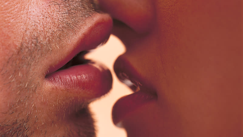 Un beso tántrico es la puerta a una experiencia que involucra todos tus sentidos. Foto: Stefano Oppo / Getty Images.