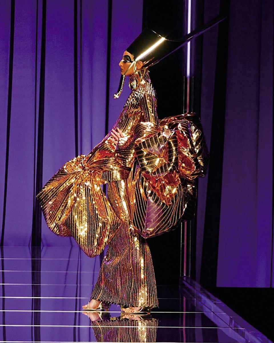Galliano擅長以劇場手法詮釋時尚， 2004年埃及豔后便是一例。（翻攝自Dior in the 2000s IG）