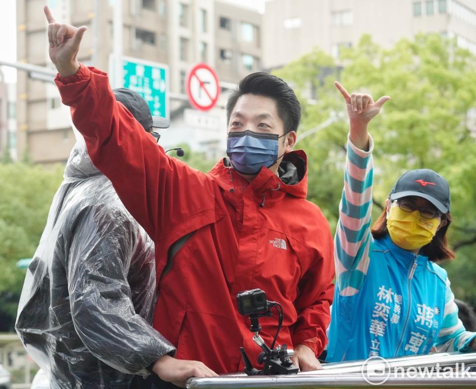 國民黨台北市長候選人蔣萬安上午進行「萬安台北出運行 約定1126投票去」12區車隊掃街行動。   圖：張良一/攝