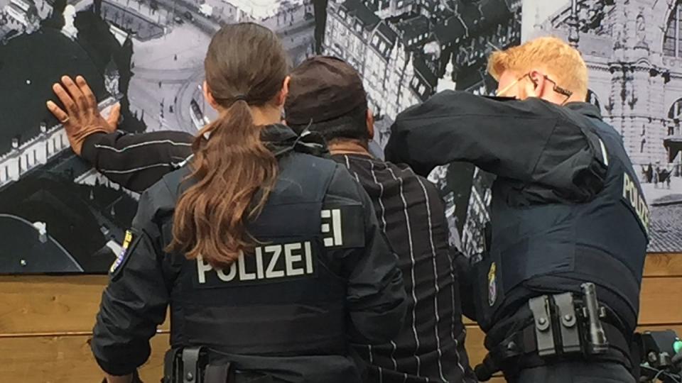 Menschenrechtler finden es problematisch, wie die Polizei in Deutschland Daten einsetzen kann. 