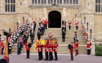 <p>Le cercueil de la reine Elizabeth II arrive à la Chapelle St George, à l'intérieur du château de Windsor. C'est ici que reposera la monarque. La fin d'une procession funéraire riche en émotion. Les Britanniques et le monde ont dit adieu à Elizabeth II. (Photo by RICHARD POHLE / POOL / AFP) (Photo by RICHARD POHLE/POOL/AFP via Getty Images)</p> 