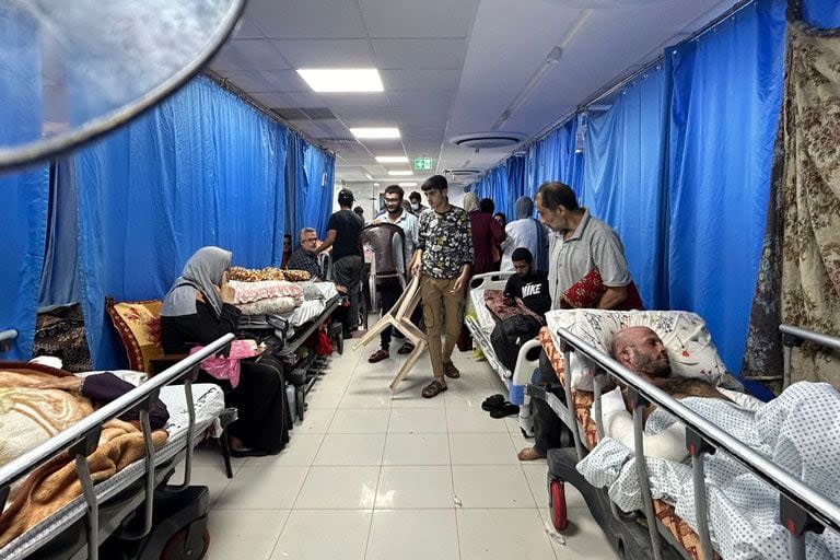 Pacientes y refugiados en el hospital Al-Shifa, anoche, antes de que se agotaran las provisiones de combustible para alimentar los generadores (Photo by Ismail Zanoun / AFP)