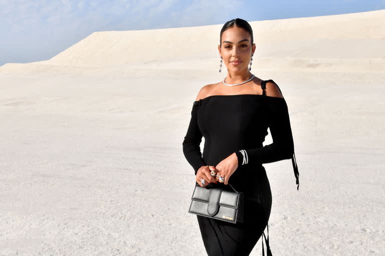 Siempre elegante, Georgina Rodríguez se lució en el desfile Le Papier, en Francia