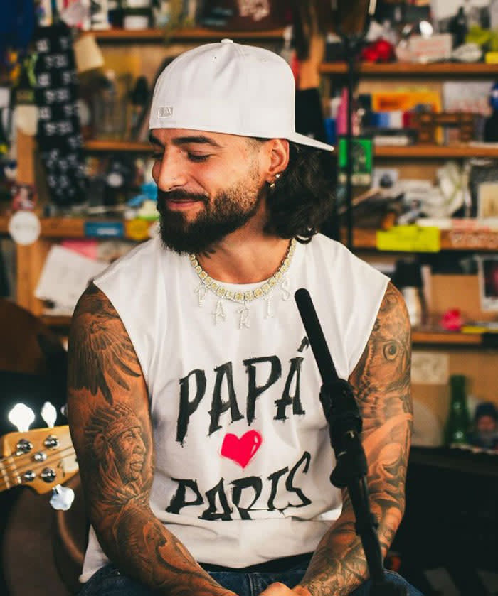 Maluma ya luce camisetas con el nombre de su futura hija, Paris