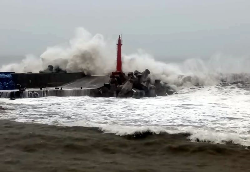 颱風海葵暴風圈觸及台東縣，3日中午過後綠島和東海岸風強雨大，圖為成功鎮金樽漁港激起驚人浪花。（中央社）