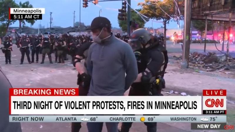《CNN》的非裔記者在抗議現場做連線報導時，竟直接遭警方上銬逮捕。（翻攝自CNN YouTube）