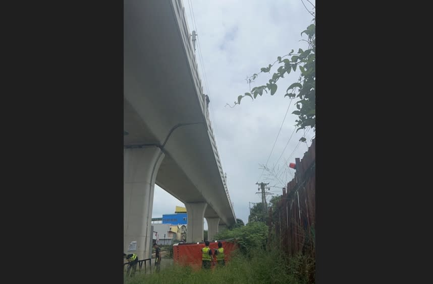 台中市潭子區栗林車站31日有移工闖入，先是攀爬隔音牆外，與警消僵持近2小時，警消持續在下方戒備，防止男子自高處掉落，但移工最後卻突然翻過高架隔音牆闖入軌道，不幸遭火車輾斃。（中央社／民眾提供）
