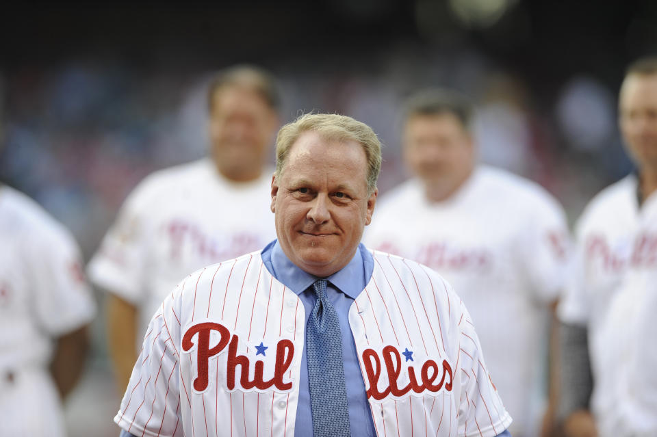 En esta fotografía de archivo del 2 de agosto de 2013, Curt Schilling, ex serpentinero de los Filis de Filadelfia, es introducido al Salón de la Fama del equipo durante un partido entre los Filis y los Bravos de Atlanta en Filadelfia. Schilling dijo el miércoles 25 de junio de 2014 que el cáncer que padece ha disminuido. (Foto AP/Michel Pérez, archivo)