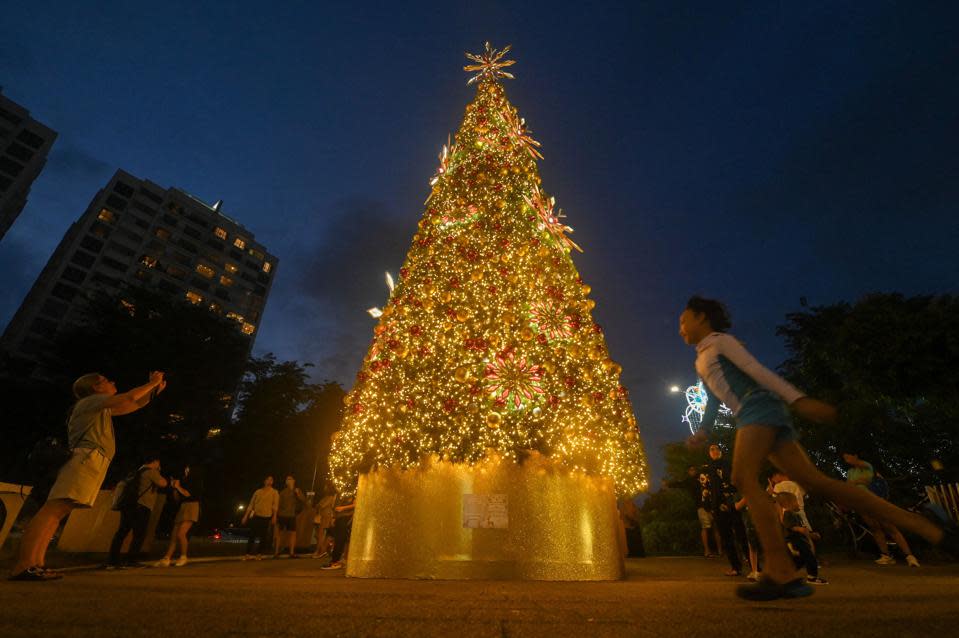 Un árbol de Navidad iluminado en Singapur