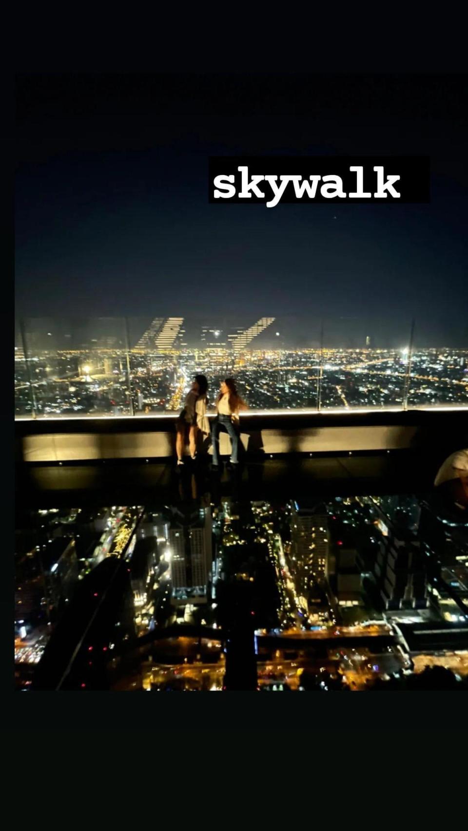 蔡依林（右）在Mahanakhon Skywalk上，欣賞絕美的曼谷夜景。（翻攝自蔡依林IG）