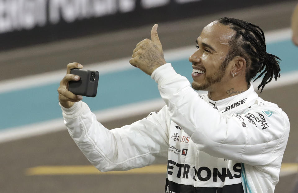 Lewis Hamilton (Mercedes) festeja tras conseguir la pole del Gran Premio de Abu Dabi de la Fórmula Uno, el sábado 30 de noviembre de 2019. (AP Foto/Luca Bruno)