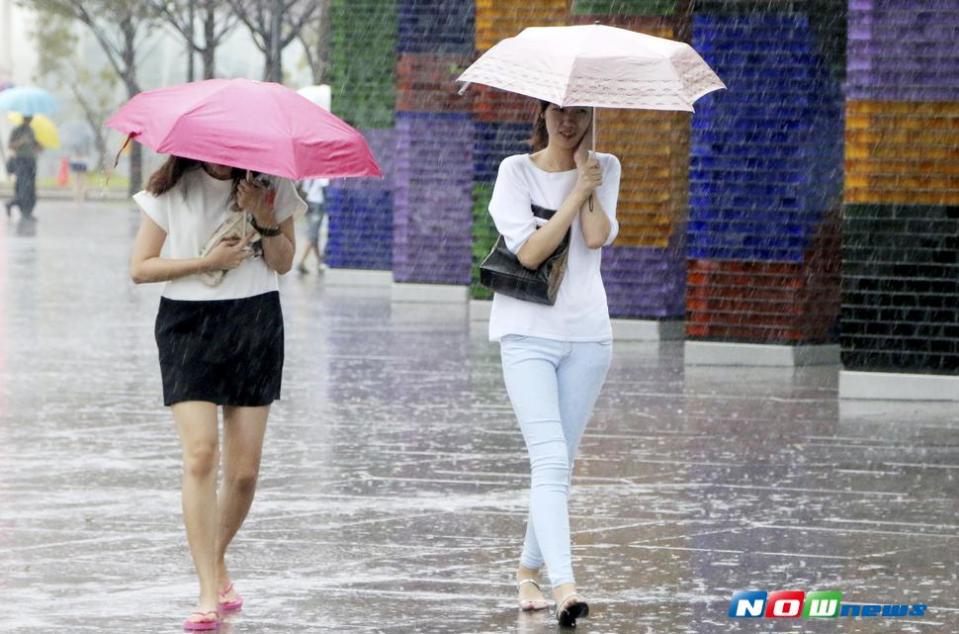 ▲共伴效應發威，宜蘭超大豪雨特報、北北基防大豪雨。（圖／NOWnews）