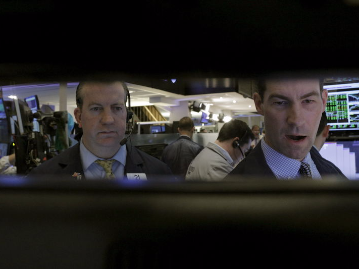 Traders work on the floor of the New York Stock Exchange January 22, 2016. REUTERS/Brendan McDermid 