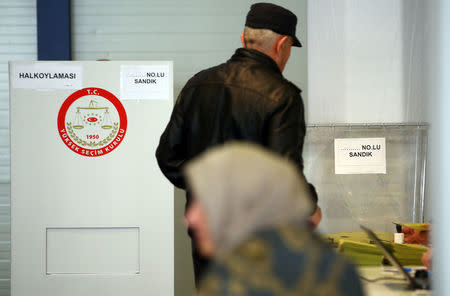 Turkish voters living in Germany cast their ballots on the constitutional referendum at the Postpalast in Munich, southern Germany, March 27, 2017. REUTERS/Michael Dalder