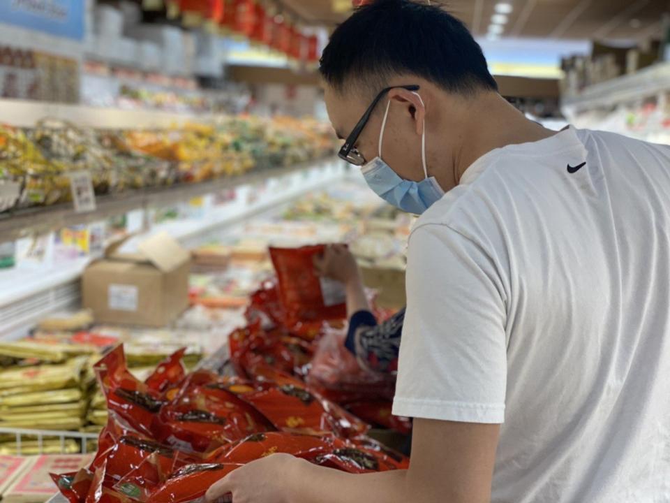 法拉盛的華人超市內，五芳齋等品牌粽子受到民眾青睞。(記者牟蘭／攝影)