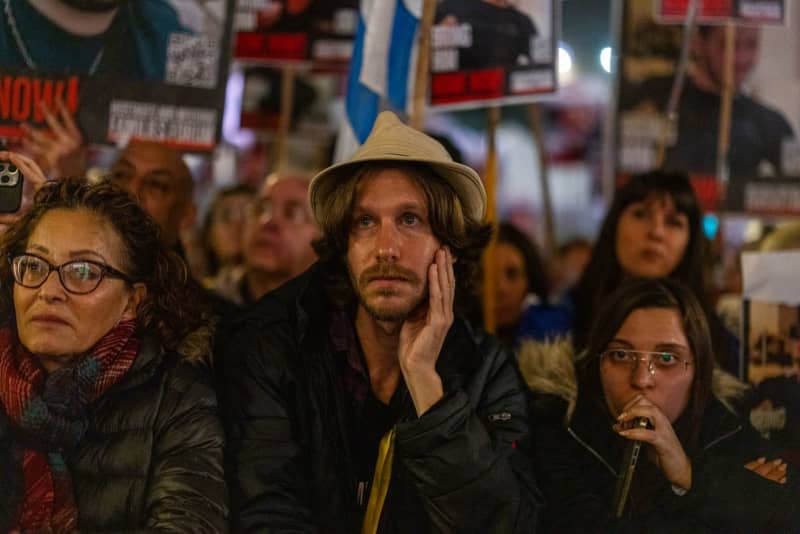 Israelis block the high way as protesters demand release of the hostages. Israelis mark today the 100 days of hostage being held by Hamas by 24 hour protest around Tel Aviv. Ilia Yefimovich/dpa